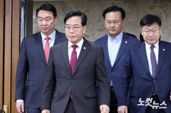 원내대책회의 참석하는 송언석