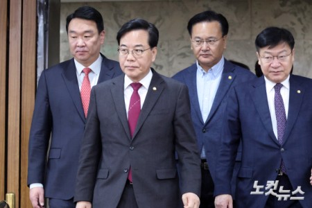 원내대책회의 참석하는 송언석