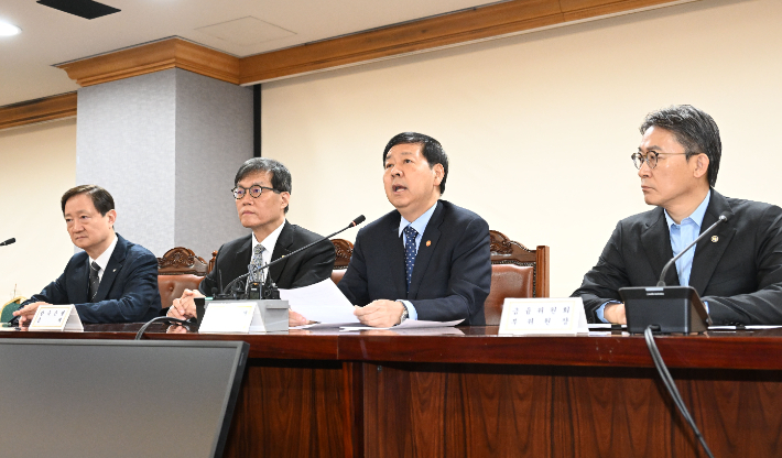 구윤철 부총리 겸 재정경제부 장관은 19일  관계기관 합동 '확대 거시경제금융회의'에서 빠른 시일내 추경을 편성하겠다고 밝혔다. 재정경제부 제공