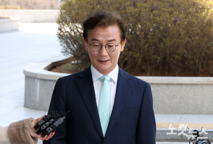 통일교 측으로부터 한일 해저터널 건설 사업 추진 등을 대가로 금품을 받은 혐의를 받는 더불어민주당 전재수 의원이 19일 서울 서초구 정교유착 비리 의혹을 수사하는 검경 합동수사본부에 피의자 신분으로 출석하고 있다. 황진환 기자