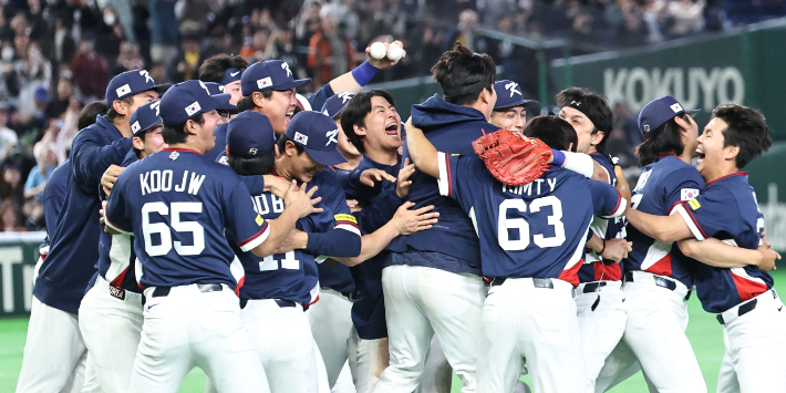 한국 선수들이 2026 월드베이스볼클래식(WBC) C조 조별 리그 최종전 호주와 경기에서 7-2로 이겨 8강행을 확정한 뒤 기뻐하는 모습. 연합뉴스 