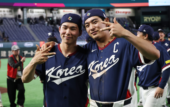 2026 월드베이스볼클래식(WBC) C조 조별리그 최종전 대한민국과 호주의 경기. 호주를 꺾고 8강 진출을 확정한 한국 대표팀의 이정후(오른쪽)와 김혜성이 세리머니를 펼치는 모습. 연합뉴스 