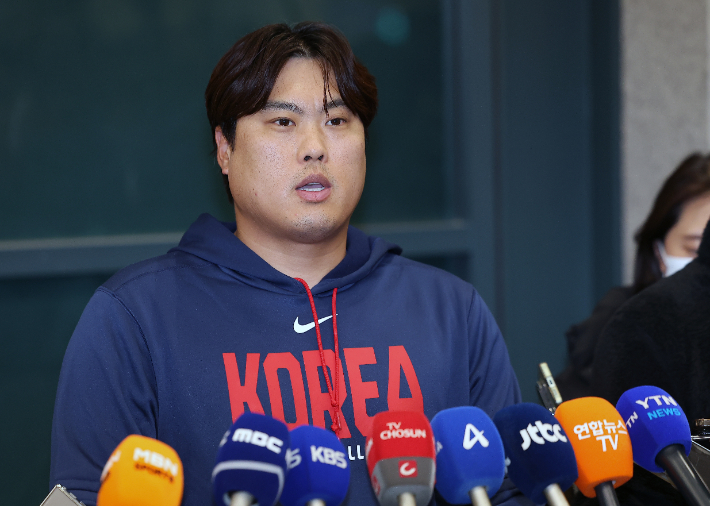 류현진이 16일 인천국제공항 제1터미널을 통해 귀국한 뒤 인터뷰에서 대표팀 은퇴를 밝히는 모습. 연합뉴스 