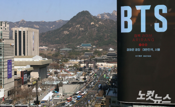 방탄소년단(BTS) 완전체 컴백 공연을 앞두고 서울 광화문광장에서 무대 준비가 진행되고 있다. 류영주 기자