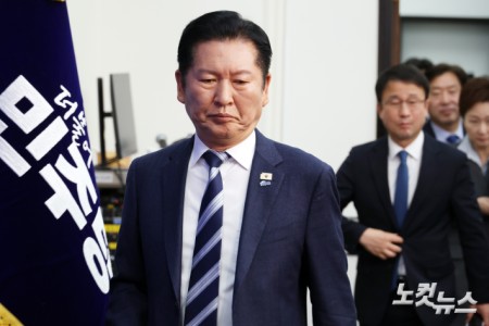 최고위원회의 참석하는 정청래 대표