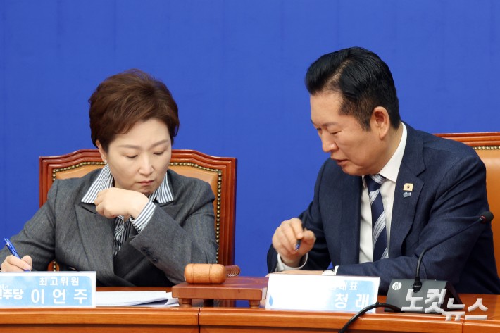 대화하는 정청래-이언주