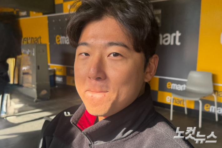 인터뷰하는 LG 투수 송승기. 이우섭 기자