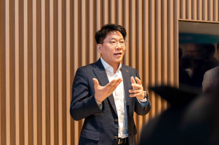 LG에너지솔루션 CEO 김동명 사장이 서울 여의도 LG트윈타워에서 열린 '제6기 정기주주총회'에서 질의에 답변하고 있다. LG에너지솔루션 제공