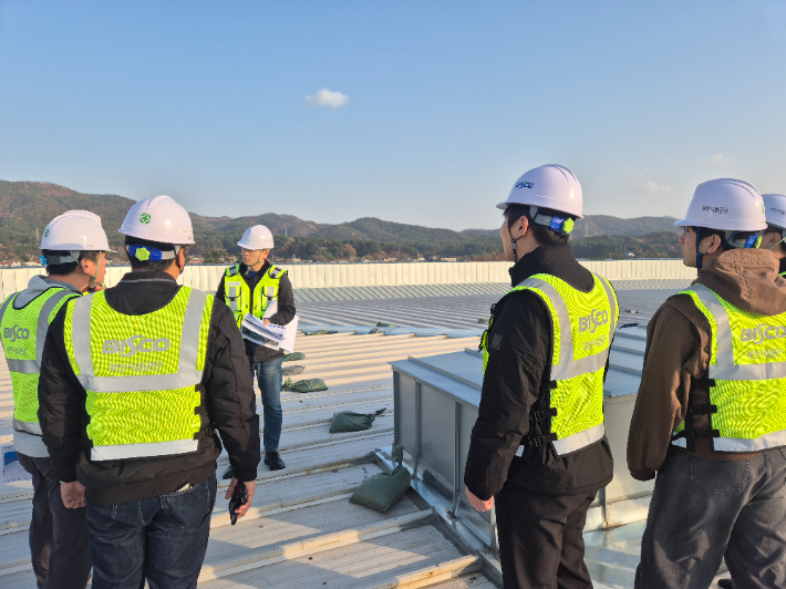부산시설공단이 안전점검을 실시하고 있다. 부산시설공단 제공