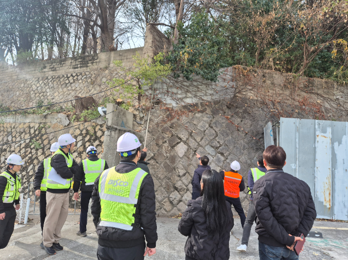 부산시설공단 직원들이 안전점검을 실시하고 있다. 부산시설공단 제공
