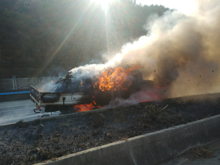 19일 오후 4시 5분쯤 부산 남해고속도로 제2지선 서부산요금소 부근을 달리던 화물차에서 불이 났다. 부산소방재난본부 제공
