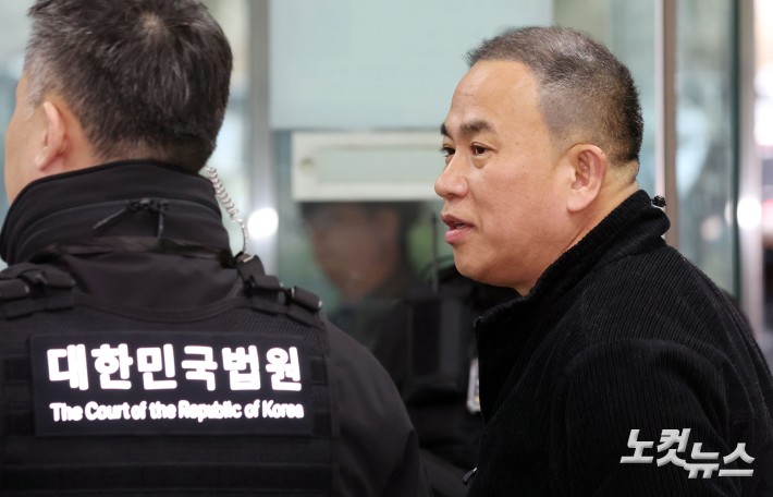 '여론조사비 대납' 의혹 재판…명태균 증인 출석