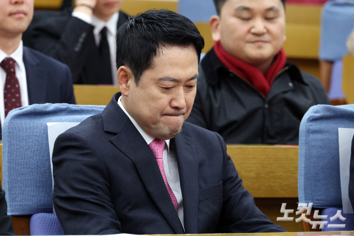 장동혁 대표가 굳은 표정을 짓고 있다. 윤창원 기자