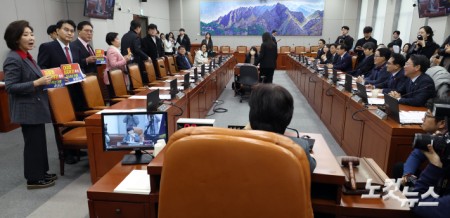 20일 서울 여의도 국회에서 열린 윤석열 정권 정치검찰 조작기소 의혹 사건 진상규명 국정조사특별위원회 제1차 전체회의에서 국민의힘 나경원 의원과 소속 의원들이 피켓을 들고 서영교 위원장에게 항의하고 있다.