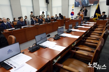 20일 서울 여의도 국회에서 열린 윤석열 정권 정치검찰 조작기소 의혹 사건 진상규명 국정조사특별위원회 제1차 전체회의에 국민의힘 의원들이 