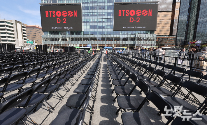 서울 광화문광장에서 무대 준비가 진행되고 있다. 류영주 기자