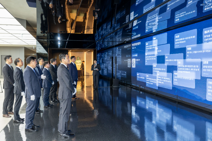 3월 20일 경기도 판교에 위치한 HD현대 글로벌R&D센터에서 정기선 회장 등 주요 경영진이 임직원들의 추모 메시지를 보고 있다. HD현대 제공