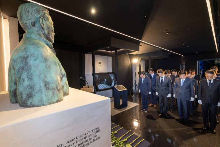 HD현대는 3월 20일 경기도 판교에 위치한 HD현대 글로벌R&D센터에서 정기선 회장 등 주요 경영진이 참석한 가운데 정주영 창업자의 25주기 추모식을 진행했다. HD현대 제공  