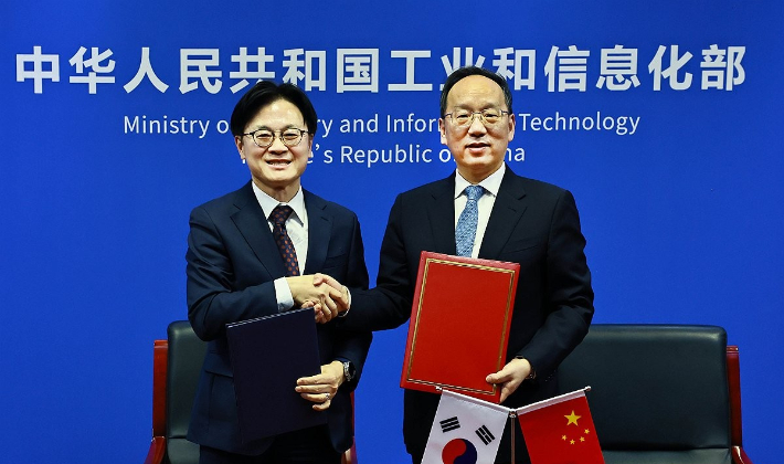 김정관 산업통상부 장관과 리 러청 중국 산업정보화부 부장이 18일 중국 베이징 산업정보화부 회의실에서 열린 제5차 한중 산업장관회의에서 기념 촬영하고 있다. 연합뉴스