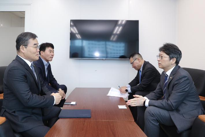 홍지선 국토교통부 2차관(오른쪽)은 20일 김보현 대우건설 대표이사(왼쪽)와 간담회를 가졌다. 국토교통부 제공