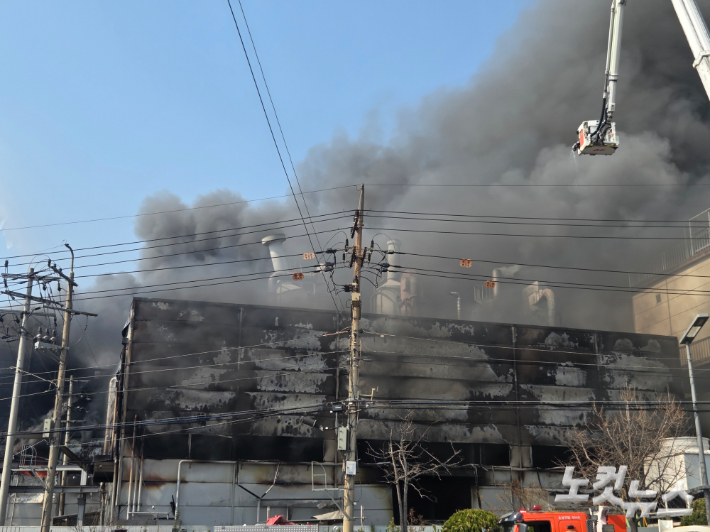 20일 오후 대전 대덕구 문평동의 한 자동차 부품 제조 공장에서 불이 났다. 박우경 기자