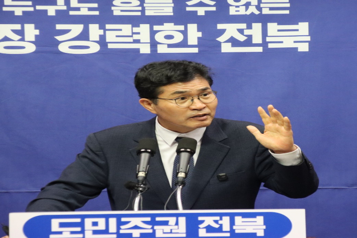 민주당 이원택 국회의원이 20일 전북도의회에서 기자회견을 하고 있다. 이원택 의원실 제공
