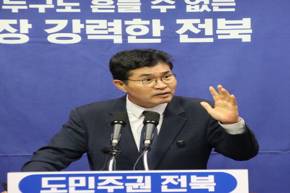 민주당 이원택 국회의원이 20일 전북도의회에서 기자회견을 하고 있다. 이원택 의원실 제공