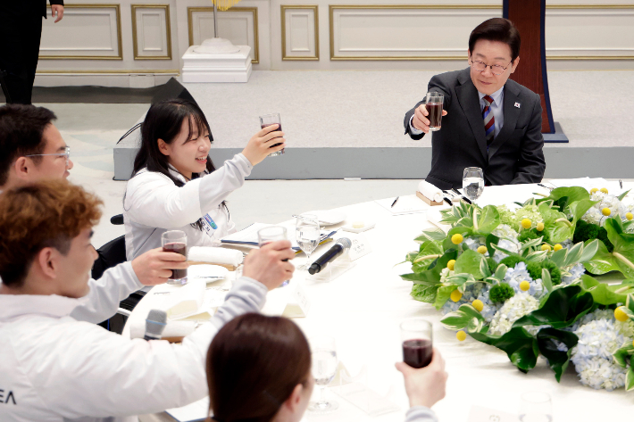 이재명 대통령이 20일 청와대 영빈관에서 열린 2026 밀라노-코르티나담페초 동계패럴림픽 선수단 격려 오찬에서 참석자들과 건배하고 있다. 연합뉴스