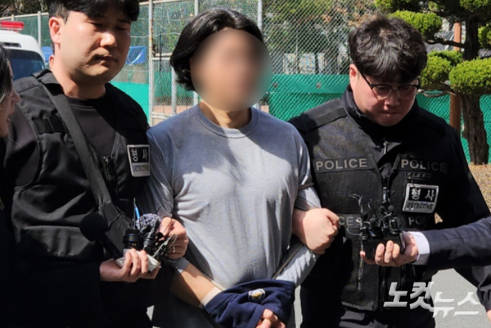전 동료인 항공사 기장을 살해한 혐의를 받고 있는 전직 부기장 50대 김모씨가 20일 오후 구속 전 피의자 심문을 위해 부산지법으로 호송되고 있다.  정혜린 기자