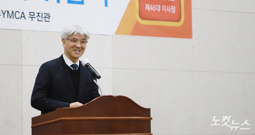 광주Y 국제위원 김의신 목사(광주다일교회)가 개회예베에서 '함께 여는 새로운 날'이란 주제로 말씀을 전하고 있다. 한세민 기자