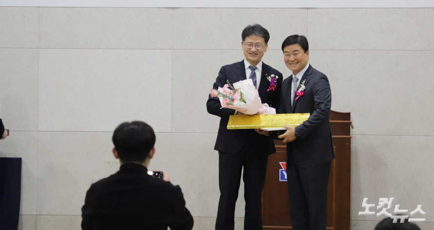 이임한 나일도 이사장(오른쪽)과 취임한 서해현 이사장이 축하를 받고 있다. 한세민 기자