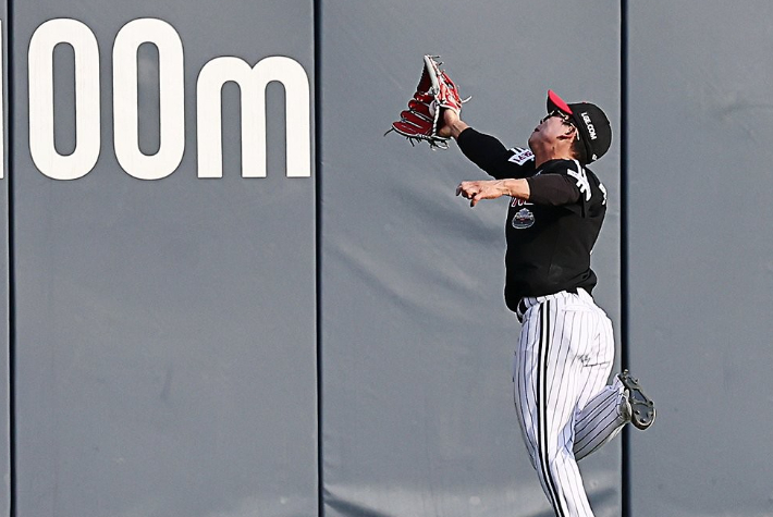 수비하는 LG 문성주. 연합뉴스