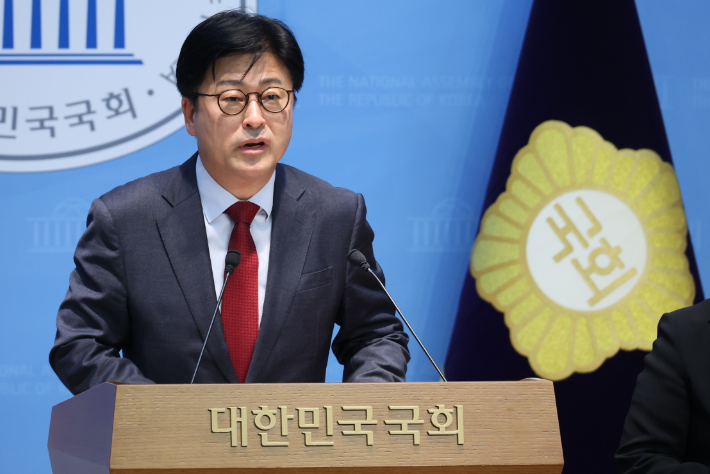 국민의힘 김종혁 전 최고위원이 20일 국회 소통관에서 중앙윤리위 징계에 대한 법원의 효력정지 가처분 인용 결정과 관련해 기자회견을 하고 있다. 연합뉴스