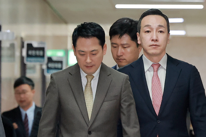 국민의힘 장동혁 대표가 19일 국회에서 열린 최고위원회의에 참석하기 위해 최고위원들과 회의실로 향하고 있다. 연합뉴스