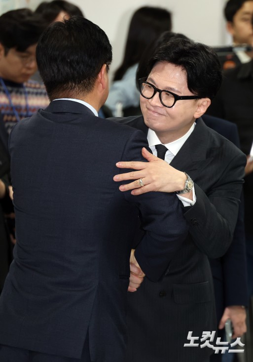 포옹하는 한동훈-김종혁