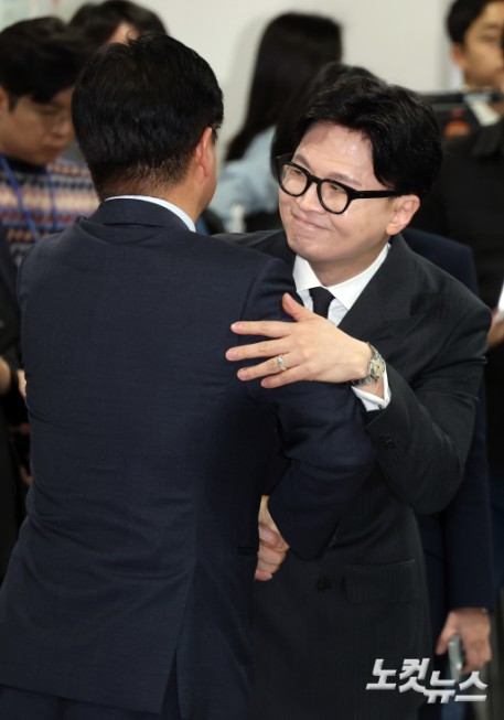 포옹하는 한동훈-김종혁