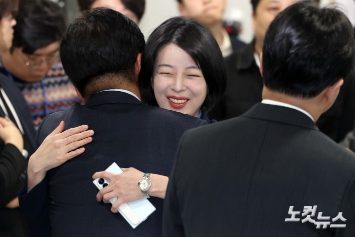 포옹하는 김종혁-배현진