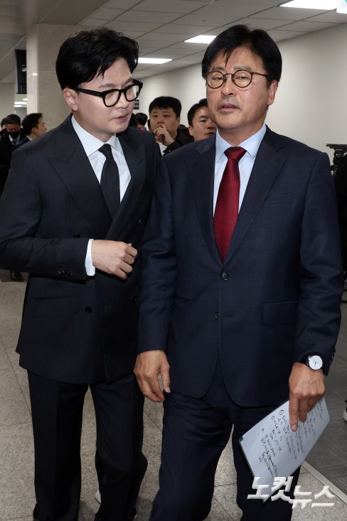 20일 서울 여의도 국회 소통관에서 국민의힘 김종혁 전 최고위원이 중앙윤리위 징계에 대한 법원의 효력정지 가처분 인용 결정과 관련 기자회견을 마치고 나서며 한동훈 전 대표와 대화를 하고 있다.