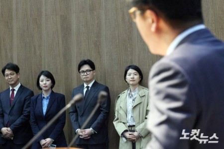 국민의힘 한동훈 전 대표와 배현진, 한지아 의원이 20일 오후 서울 여의도 국회 소통관 기자회견장에서 김종혁 전 최고위원의 기자회견을 지켜보고 있다.