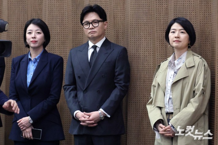 기자회견 지켜보는 한동훈-배현진-한지아