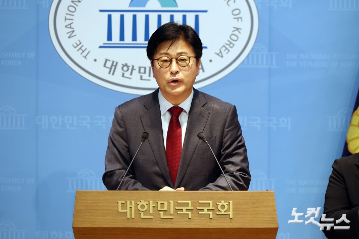 국민의힘 김종혁 전 최고위원이 20일 서울 여의도 국회 소통관에서 중앙윤리위 징계에 대한 법원의 효력정지 가처분 인용 결정과 관련해 기자회견을 하고 있다.