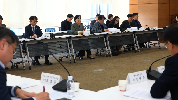 농림축산식품부(이하 농식품부)는 3월 20일 오후 중동 사태의 영향이 우려되는 농업 및 연관 산업계 종사자 30여 명이 참석한 가운데 중동 상황 점검회의를 개최했다. 농식품부 제공