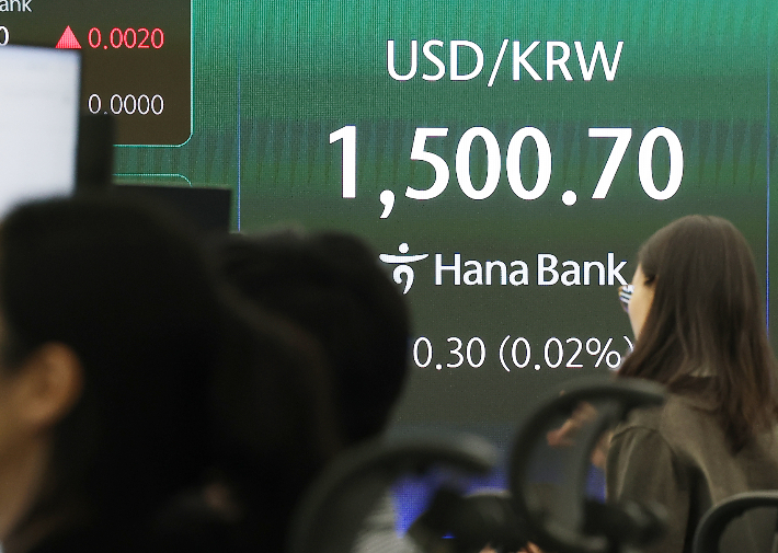 20일 서울 중구 하나은행 본점 딜링룸 전광판에 원·달러 환율이 표시돼 있다. 연합뉴스