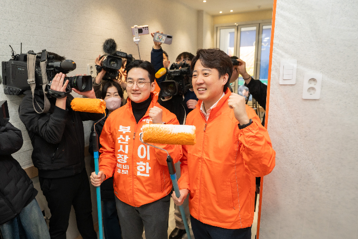 (왼쪽)정이한 부산시장 예비후보와 개혁신당 이준석 대표. 개혁신당 제공