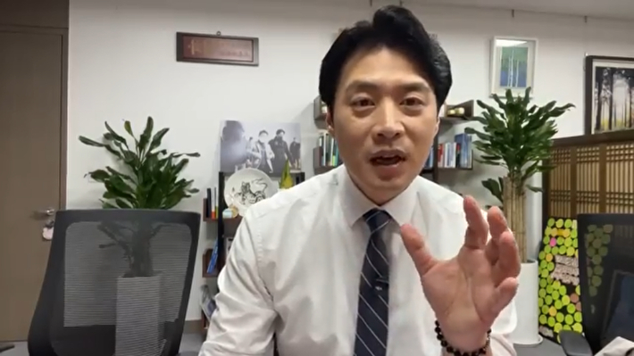 한준호 국회의원이 19일 자신의 유튜브 채널에서 더불어민주당 경기지사 후보 합동토론회 이후 소회를 밝히는 모습. 한 의원 유튜브 방송 화면 캡처