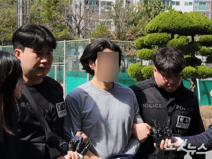 전 동료인 항공사 기장을 살해한 혐의를 받고 있는 전 부기장 50대 김모씨가 20일 오후 구속 전 피의자 심문을 위해 부산지검으로 호송되고 있다. 정혜린 기자