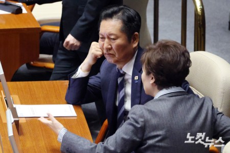 20일 서울 여의도 국회에서 열린 본회의에서 더불어민주당 정청래 대표와 이언주 최고위원이 대화를 하고 있다.