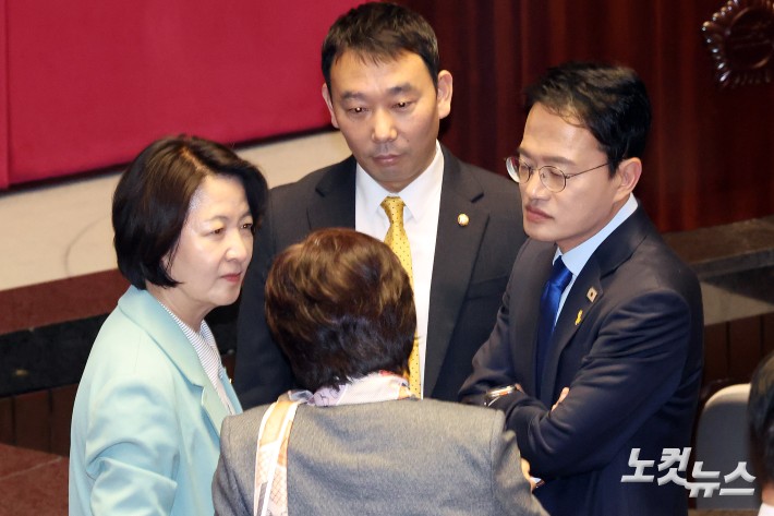 20일 서울 여의도 국회 본회의에서 더불어민주당 추미애, 김용민, 박주민-서영교 의원이 대화를 하고 있다.