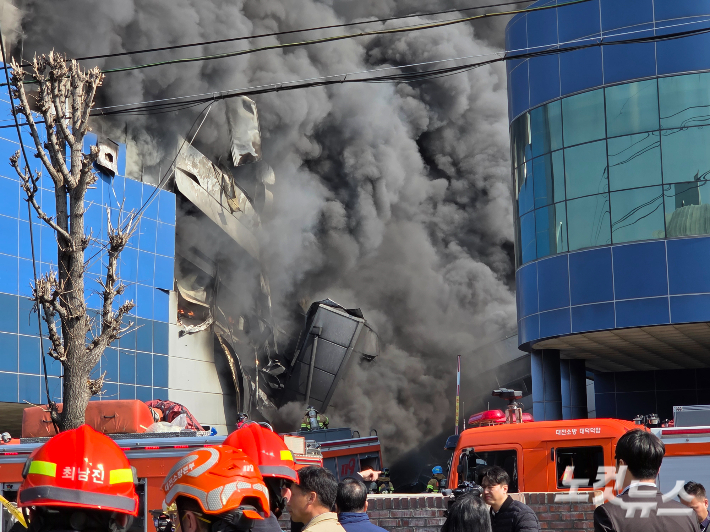 화재 모습. 박우경 기자