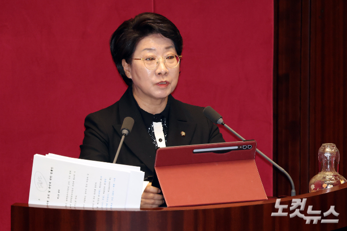 20일 서울 여의도 국회 본회의에서 국민의힘 이달희 의원이 중대범죄수사청 조직 및 운영에 관한 법률안(대안)에 대한 무제한 토론(필리버스터)을 하고 있다. 윤창원 기자